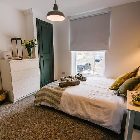 Quiet Location - 3 Bedroom Family House With 3 Shower Room - 2 Parking Spaces Plymouth Esterno foto