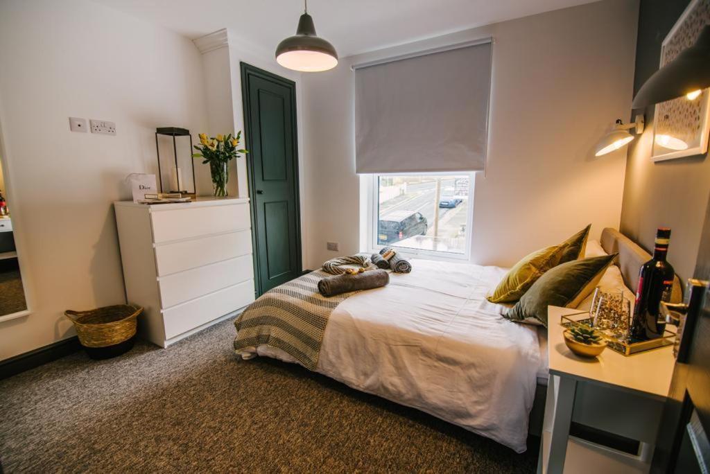 Quiet Location - 3 Bedroom Family House With 3 Shower Room - 2 Parking Spaces Plymouth Esterno foto
